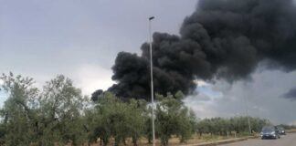 Fiamme alte minacciano un distributore e deposito di carburanti sulla ex SS98