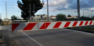 Passaggio a livello di via Bagnatoio, verso il prolungamento di viale delle Azalee per evitarlo