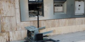 Bancomat fatto esplodere nella notte in corso Mazzini: molti danni, via con il bottino