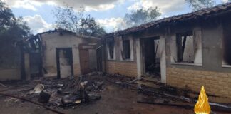 Villa abbandonata in fiamme a Corato, 6 ore di intervento