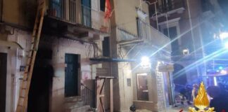 Incendio in un locale nel centro storico: ingenti i danni all’immobile, ma nessun ferito