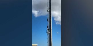 Paura al Comunale di via Gravina: l’ex custode si arrampica su una torre faro