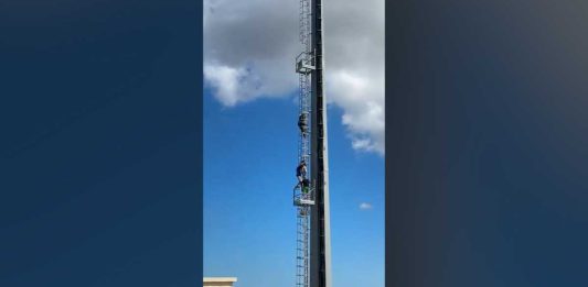 Paura al Comunale di via Gravina: l’ex custode si arrampica su una torre faro