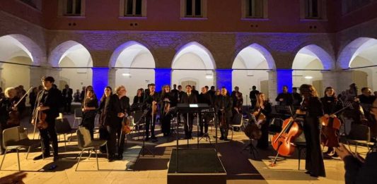 “Note da Oscar” incanta Corato: grande successo per l’Orchestra Sinfonica Federiciana