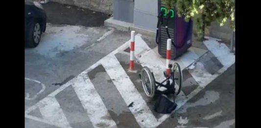 Paura a Corato: va a fuoco la carrozzina, uomo salvato dai vicini