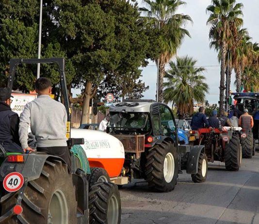 Agricoltori e autotrasportatori ancora in corteo contro il caro carburanti: da domani blocchi a oltranza