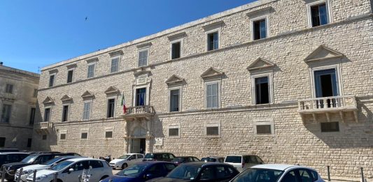 L’arresto del 56enne sacerdote con l’accusa di violenza sessuale: la comunità si interroga e si divide